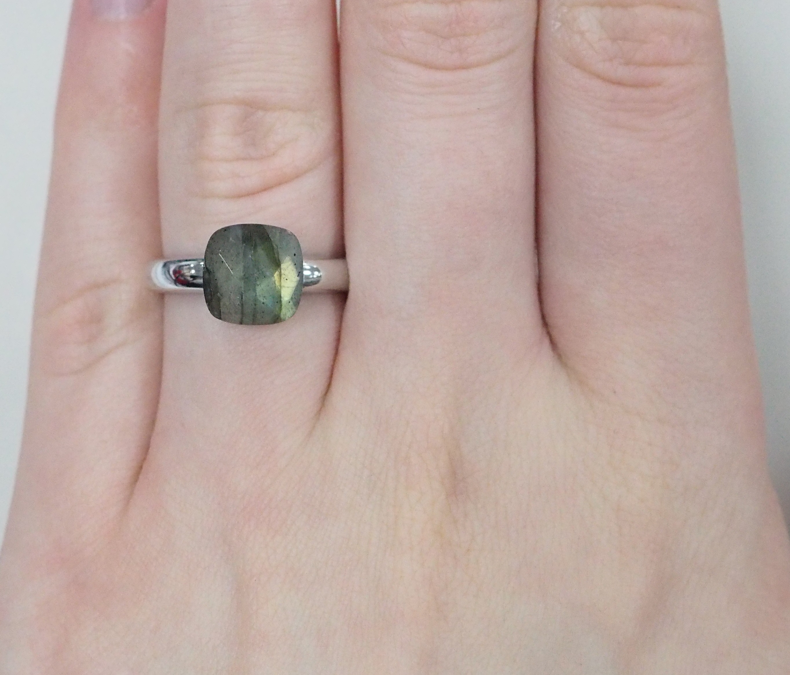 Серебряное кольцо с лабрадоритом